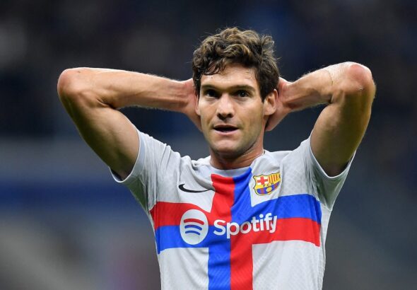 ลงเล่นเซ็นเตอร์แบ็ค